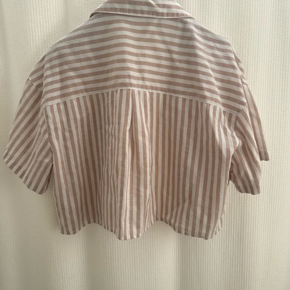 Uniqlo/GU Cropped Button-Down Shirt in Taupe and White Stripes - Picture 2 of 3